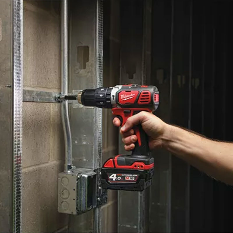 Trapano con percussione MILWAUKEE M18-bpd-202C